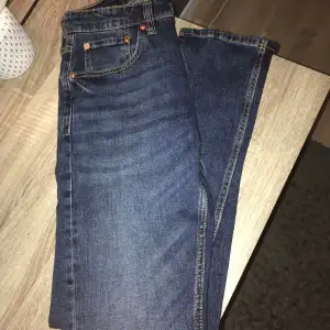 🙋‍♂️säljer dessa feta jeans för att vara ett billigt men bra märkt till ett kanon pris de är i nyskick använda 1 gång! Hör av dig vid fler funderingar🔥💸passformen är Slim 