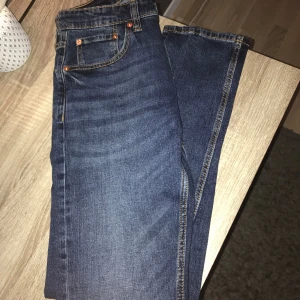 Lager 157 Jeans - 🙋‍♂️säljer dessa feta jeans för att vara ett billigt men bra märkt till ett kanon pris de är i nyskick använda 1 gång! Hör av dig vid fler funderingar🔥💸passformen är Slim 