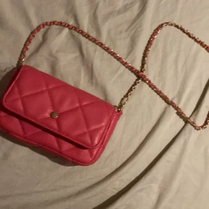 Säljer denna väska ganska bra skick - 30 cm 