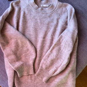 Pull & Bear stickad - Super skön ljus beige. Kommer ej till användning 