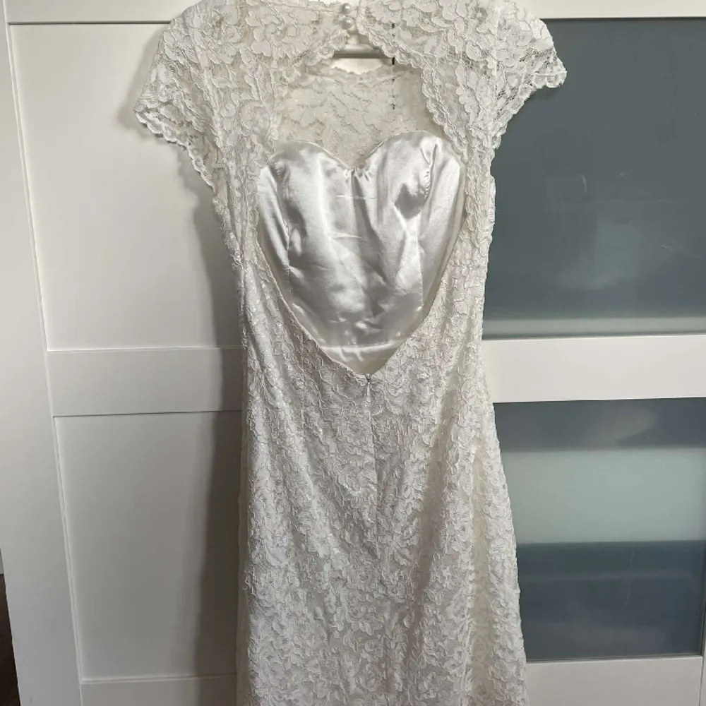 Säljer min klänning från By Malina som jag endast använt en gång. Inköpt för 2400 kr och är i nyskick. Liten i storleken så passar någon som vanligtvis har storlek S.. Klänningar.