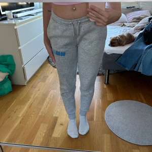 Lågmidjade mjukis - Lågmidjade mjukisbyxor från Hoodrich🩵