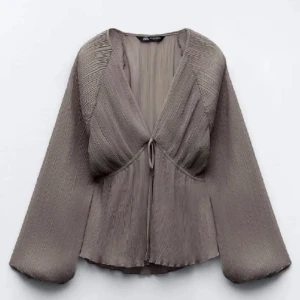 Zara blus - Skitnygg och trendig blus från zara. Slutsåld. Helt ny och aldrig använd för att den var förstor för mig.  Skriv vid funderingar eller intresse🥰 (Kan också byta mot en mindre storlek)