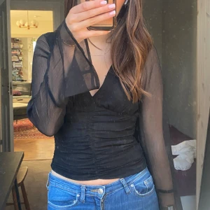 Festtopp - Svart oanvänd festtopp från bikbok🥰stretchiga där bak