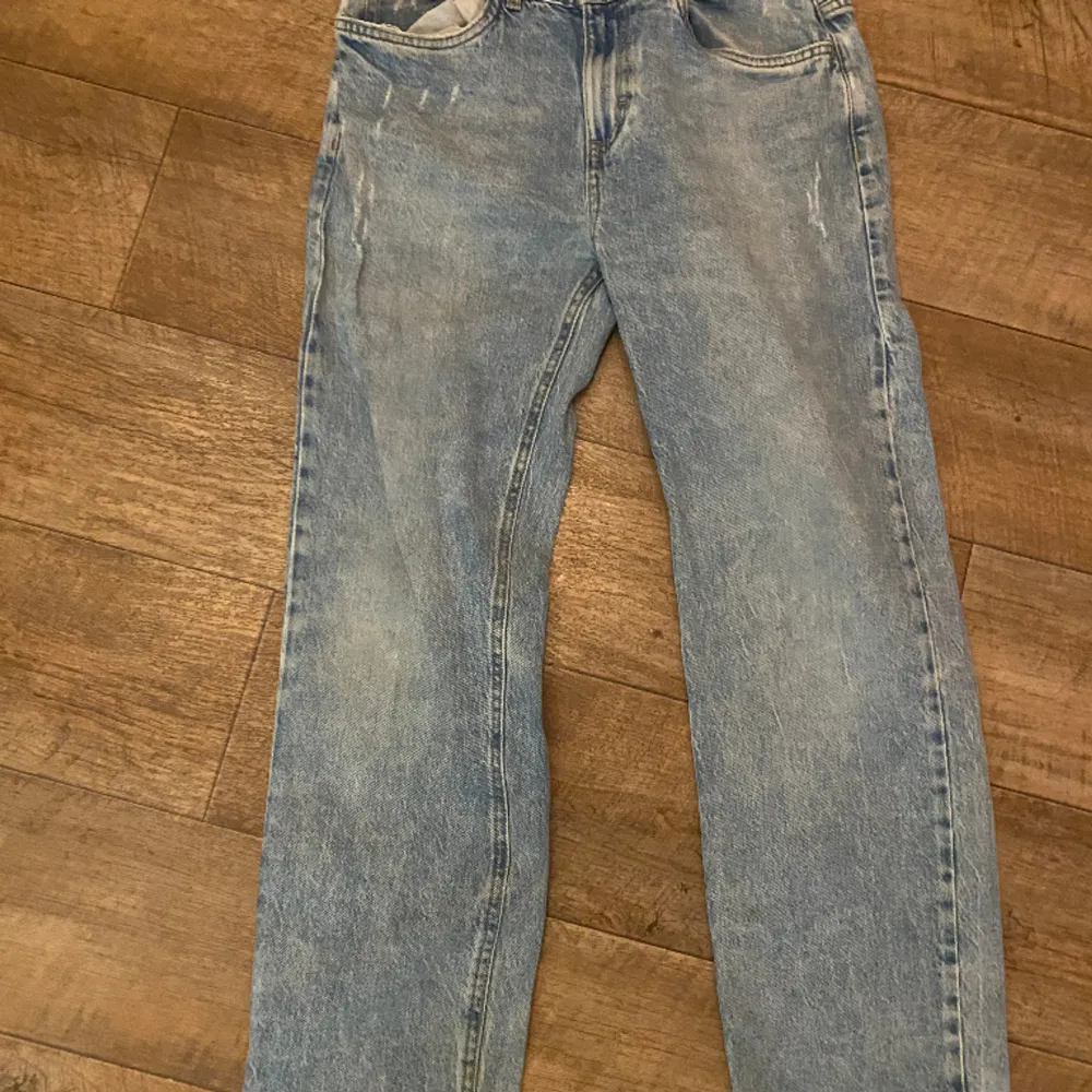 Hej säljer ett par ljusblåa jeans i helt okej skick 👍🏻. Jeans & Byxor.