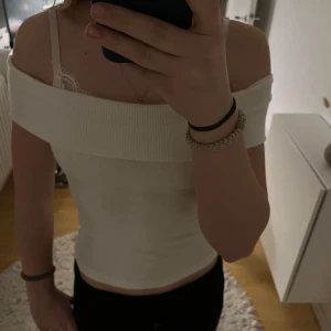 Of shoulder toppar  - Säljer dessa skitsnygga of shoulder toppar från strandinavius som jag köpte i Portugal i somras. Den svarta är aldrig använd o den vita typ 1 gång. 