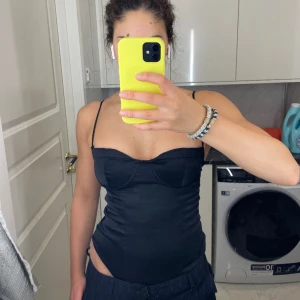 Silkes body - Silkes body från zara. Super snygg och perfekt till fester! 💞 använd ett fåtal gånger.