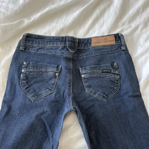 Snygga lågmidjade jeans - Supersnygga lågmidjade bootcut jeans med ursnygga fickor som tyvärr är för korta på mig. Helt nya! Kontakta för frågor eller intresse💗