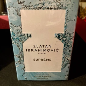 *NY* Zlatan Supreme EDT 50 ml  -   Suprême är en parfym för feminin attityd, elegans och sportig fräschhet. Den har en fruktig grön mandarin och rosépeppar som väcker dina sinnen. Tonen framträder av vårpion tillsammans med grönt te. Doften av uppiggande vetiver stannar hela dagen. 