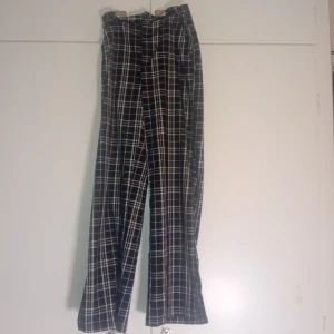 Kostym byxor från H&M - Använd väldigt få gånger, bra skick, storlek 158, från h&m💗