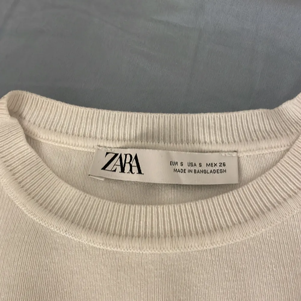 Zara tröja i storlek S men skulle säga att den är som XS. 10/10 i skicket och har aldrig använt. Skriv privat för fler frågor . T-shirts.