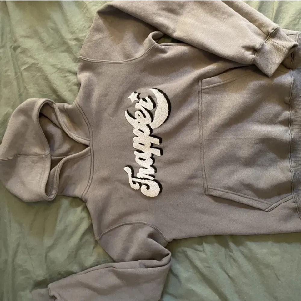 Säljer nu min made by trapper hoodie i strl M (passar även s). Använd max 2 gånger så den är i nyskick utan deffekter💕 nypriset var 800kr🥰. Hoodies.