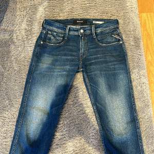 Helt nya Replay anbass jeans. Säljer på grund av att dom inte passade. 