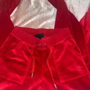 juicy  - säljer jätte fint juicy sett kedjan har dock gott sönder lite så säljer de biligt kontakta innan ni köper!❤️ det är vanlig röd o inte mörk röd som folk tror