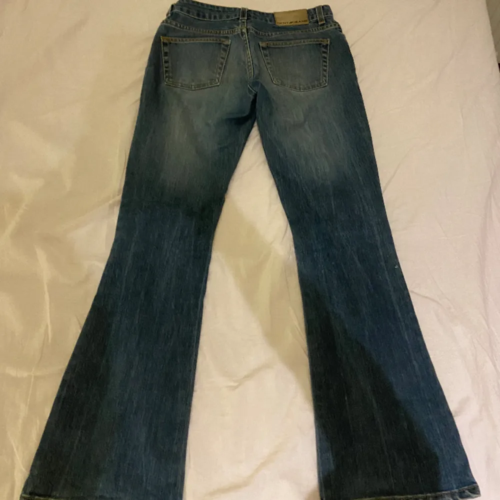 Lågmidjade bootcut Jean från DKNY   Midjemått: 36 cm Innebenslängd: 74 cm. Jeans & Byxor.