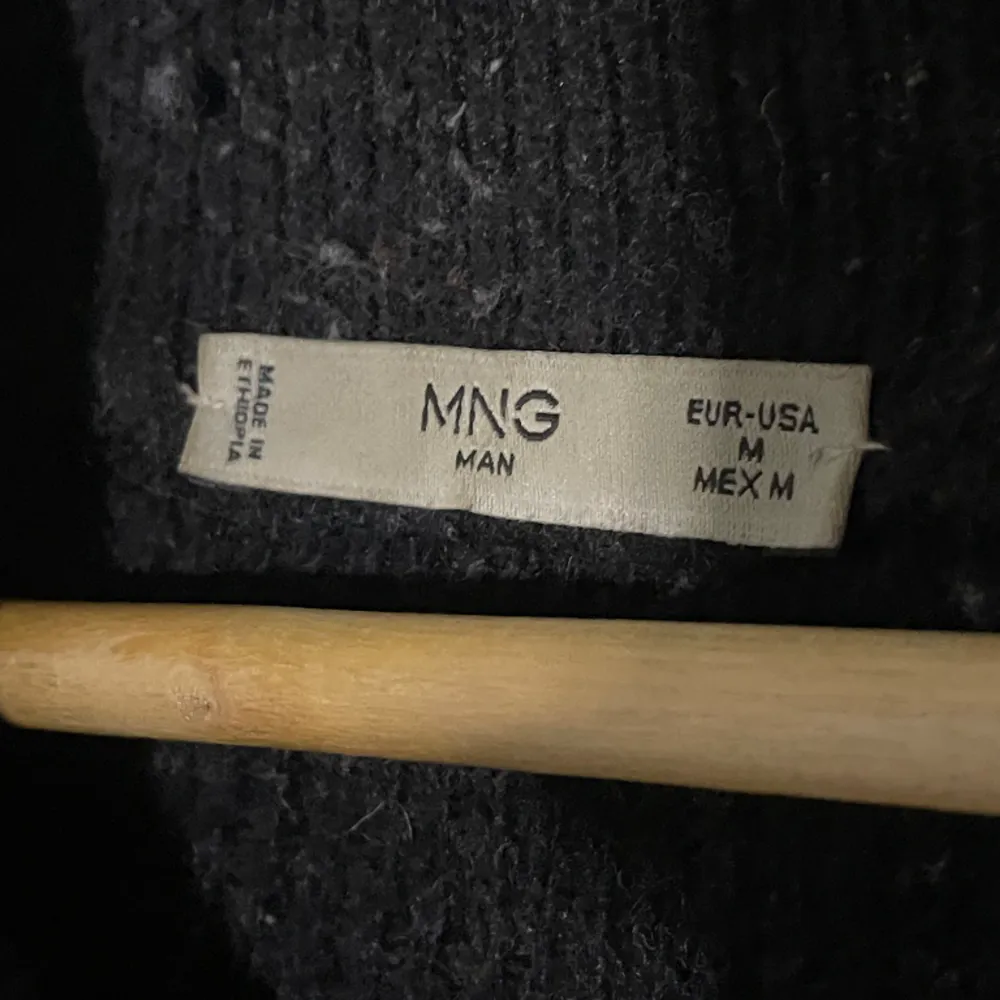 Svart stickad half-zip från Mango (MNG) i storlek M, mycket bekväm, har använts ett par gånger men inga tecken alls på användning, säljer pga passform. Är öppen för prisförslag!!. Tröjor & Koftor.