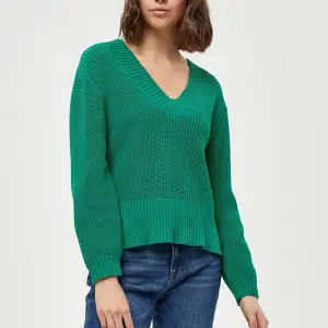 Härlig grönfärgad stickad tröja från Lindex. Aldrig andvänd. Väldigt skön material som inte sticks.