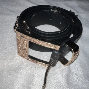 Skärp/bälte - Svart skärp från ginatricot. Strl M. Gulddetaljer.