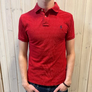 Ralph Lauren piké  - Ralph Lauren | Storlek M | Skick 9/10 | Nypris 1400kr Modellen på bilden är 182cm och bär vanligtvis S/M