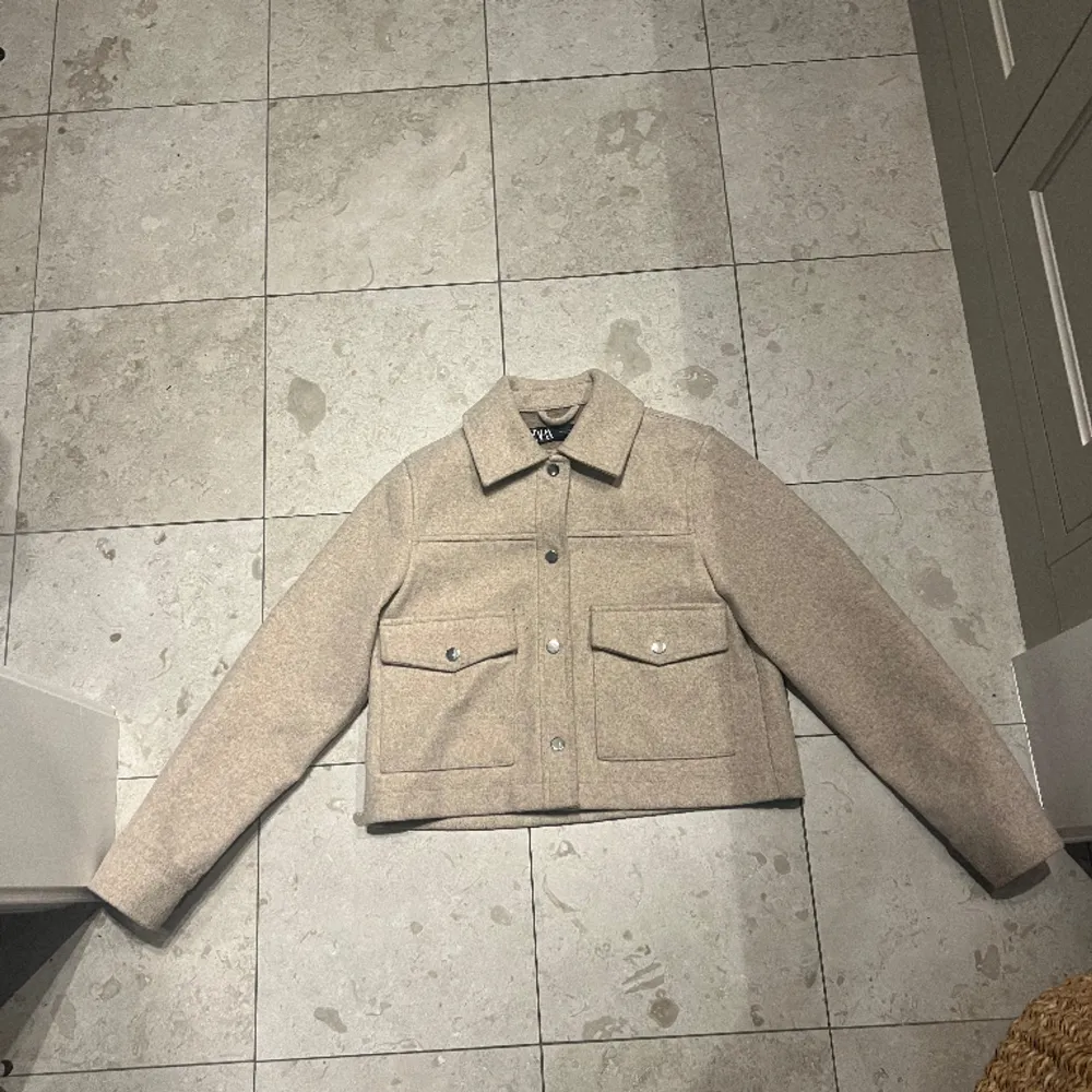 Superfin beige vår/höst kappa från Zara. Nypris 500, säljer för 300. Storlek Xs, passar på mig som är 155 cm. Säljer pga ingen användning.. Jackor.