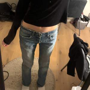 Zara jeans i storlek 36, använder knappt längre därför säljer jag dom💕 köpare står för frakt📦 
