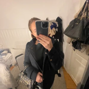 Mörkblå kappa  - Säljer min skit snygga mörkblåa kappa för att jag köpt en ny 💞💞