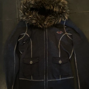 snygg hoodie med päls - Säljer därför att den inte passar mig, men annars är den väldigt snygg. Den är vit originellt men är färgad, passar litar mer mot XS men kan också användas ifall man har S. Skriv privat ifall du vill ha fler bilder eller liknande