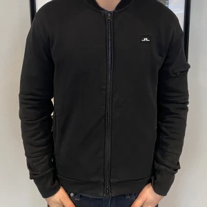 J.Lindeberg full zip - Riktigt snygg full zip från J Lindeberg i strlk S! Toppskick och finns inga tecken på användning. Modellen är cirka 176 centimeter lång, och den passar bra. Vid frågor går det bra att skriva! Priset är ej hugget i sten. 