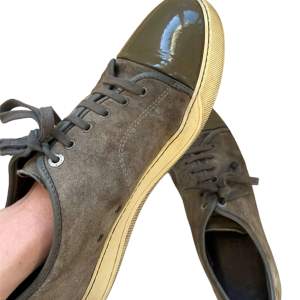 Lanvin skor i färgen grå. Är i ett fint skick. Har en liten deffekt på ena cap toen (bild 3). Skorna är i storlek UK 10 vilket motsvarar storlek 44. Passar 44-45.   Hör av er vid frågor eller funderingar.