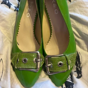 Klackskor  - Gröna klackskor storlek 39 från 2000talet
