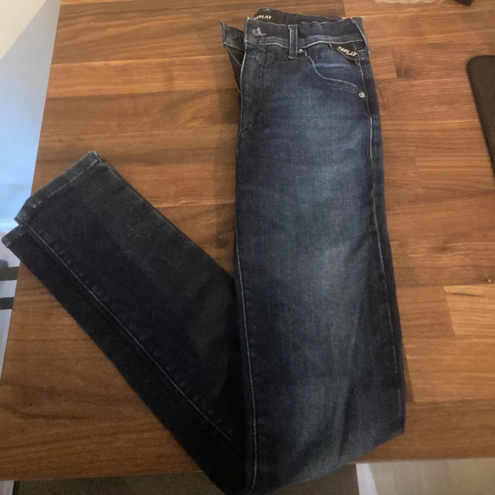 Hej säljer dessa jätte fina jeans från replay 9/10 skick inga håll eller liknande slim fit model|marin blå . Jeans & Byxor.