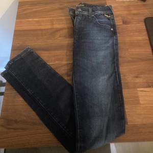 Hej säljer dessa jätte fina jeans från replay 9/10 skick inga håll eller liknande slim fit model|marin blå 