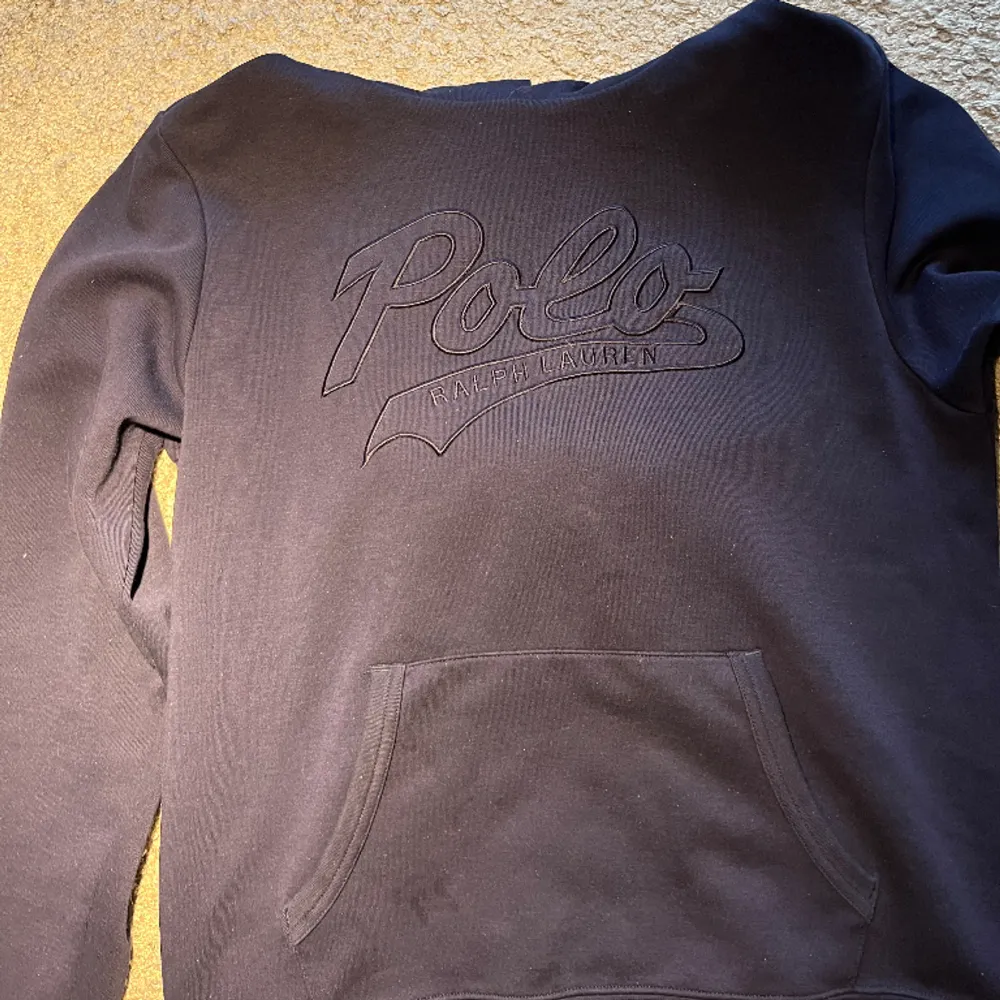 Polo Ralph lauren hoodie XL 18-20  sitter dock croppat på mig (187cm) bra skick inga synliga skador men använd. Tunt material men bra kvalité.. Hoodies.