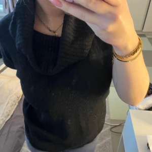 Söt stickad topp - En söt stickad topp som är köpt från Sellpy. Jätte gullig men använder inte då jag har en liknande. Super söt å i fint skick 