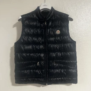 Moncler väst  - Hej, säljer min moncler Gui väst storlek 3! Ny pris 8000kr inget og medföljer!