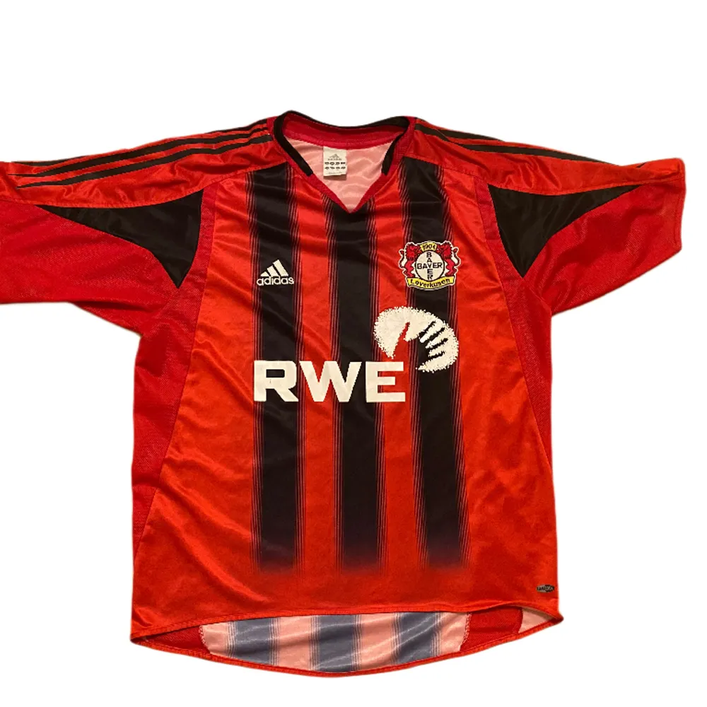 Bayer Leverkusens officiella hemmatröja från 2004 i väldigt gott skick.. T-shirts.