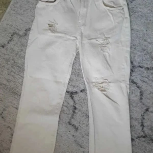 Jeans  - Jeans med normal midja och ankellång modell. Rak modell 