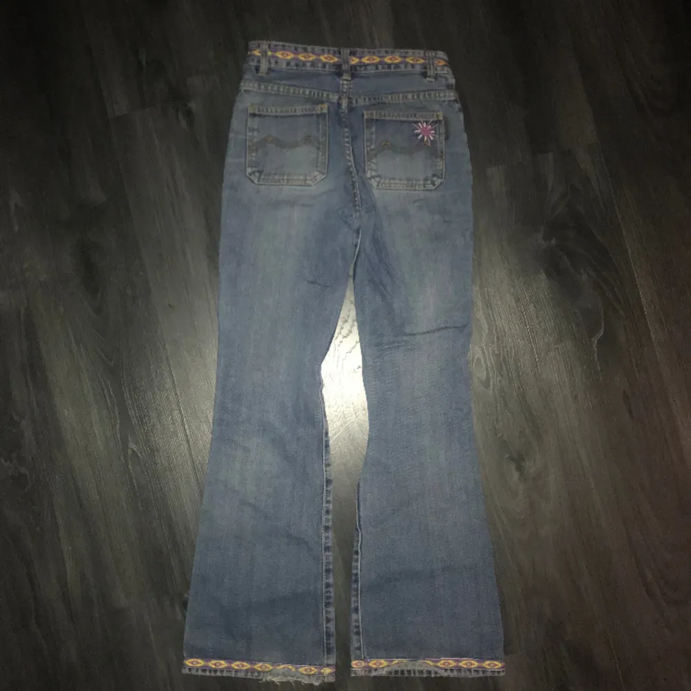 Inga fläckar eller hål, de va min mormors gamla jeans så de ä väldigt gamla🔥. Jeans & Byxor.