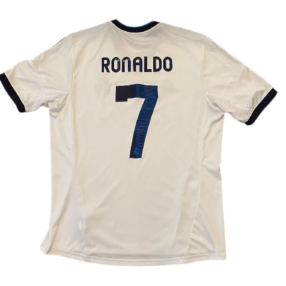 Real Madrids officiella hemmatröja från 2012 i väldigt gott skick utöver missfärgning vid Ronaldo nameset samt ett par minimala fläckar.. T-shirts.