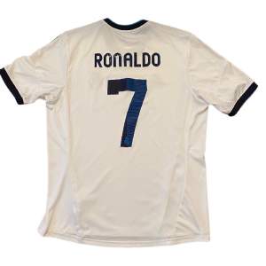 Real Madrids officiella hemmatröja från 2012 i väldigt gott skick utöver missfärgning vid Ronaldo nameset samt ett par minimala fläckar.
