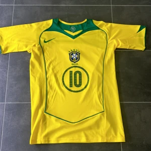 BRASIL 2004 Kit  - Säljer min Brasilien tröja då den är för liten för mig. Mötts bara upp i Göteborg. Passar folk som är 173 cm. Skicket på tröjan är helt ny, aldrig använd! Tveka inte att meddela om du har frågor! Priset kan diskuteras