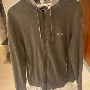 Boss zip hoodie  - Nypris 2000kr Som ny knappt använd 