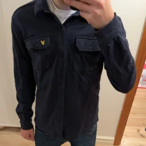Overshirt  - Lyle and scott overshirt Strl 14/15  Jag säljer den pga att jag inte använder den längre Nypris 699 Mitt pris 249