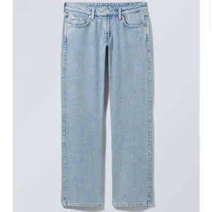 Arrow lowwaist jeans  - Lågmidjade jeans från weekday, endast testade så i nyskick. Storlek 25/30, säljer då de ej kommit till användning då jag inte tycker att de passar mig. Nypris 600kr. Priset går att diskutera!
