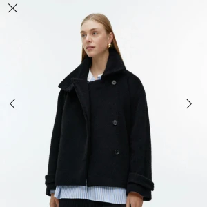 Arket Kappa  - Jag säljer denna snygga kappa på grund av att den inte kommer till användning så mycket längre. Inga defekter. Pris 800kr💓 skriv till mig för bilder  så fixar jag! 