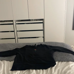 Tjock tröja Hm - Hej säljer denna hodie pg av att det är är riktigt min stil andvänd 1 gång köpt för 350 säljer för 100
