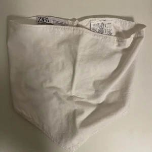 Zara scarf top - Säljer denna vita zara scarf topp. Aldrig använd endast provad. Den har öppen rygg och går att justera med banden 🩷