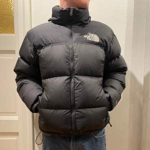 Northface pufferjacket i stolek M men skulle även passa en S men då blir den lite mer oversized. Finns även en lagning som du ser på 3e bilden men den är otroligt bra gjort och riskerar inte att gå upp + syns knappt. (Sitter på insidan av jackan) 🤩