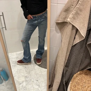 Jeans - Jättesnygga jeans från Lee. Supersköna och fint skicka förutom slitna nere vid skon men inget man tänker på. Säljer då de tyvärr inte passar💞💞 Priset är diskuterbart💞💞 midjemått:39 tvärs över innerbenslängd: 80cm💞💞