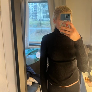 Svart polotröja  - Ribbad svart tight polo tröja i bra skick från hm i cashmire 